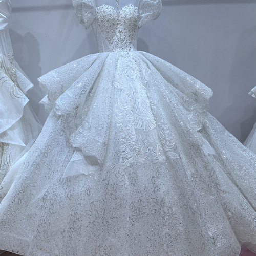 結婚式 おしゃれ上級者に人気 ウエディングドレスキラキラした