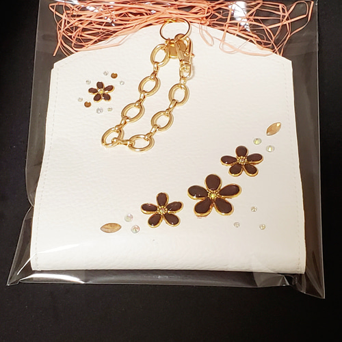 ♪再販❤️ 苺　いちご　パール　ガラスパール　マスクチェーン　マスク マスクケース パールチョコレート カラー チェーン付き プレゼントにも