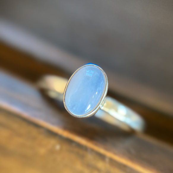 【ブルーレースアゲートの指輪】オーバルカボション 重ね付けも楽しめるシンプルシルバーリング 9枚目の画像