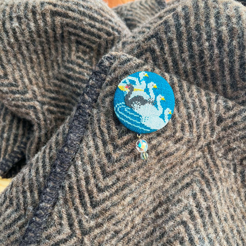 湖の白鳥(と黒鳥とスワンボート) 北欧刺繍くるみボタンブローチ