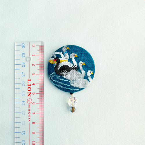 くるみボタン 鳥刺繍 ブローチ or ヘアゴム 湖の白鳥(と黒鳥とスワンボート) 北欧刺繍くるみボタンブローチ
