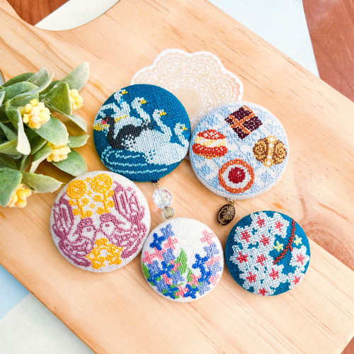 くるみボタン 鳥刺繍 ブローチ or ヘアゴム 湖の白鳥(と黒鳥とスワンボート) 北欧刺繍くるみボタンブローチ