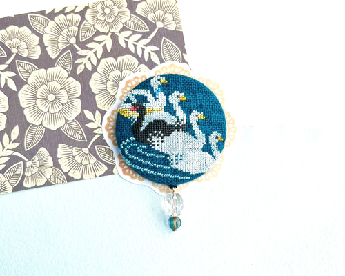 湖の白鳥(と黒鳥とスワンボート) 北欧刺繍くるみボタンブローチ