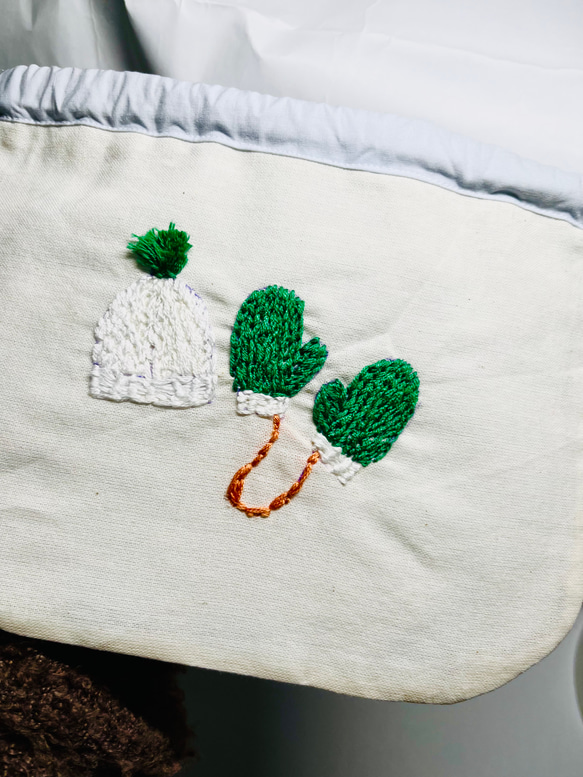 原創手作刺繡毛帽手套束口袋 第3張的照片