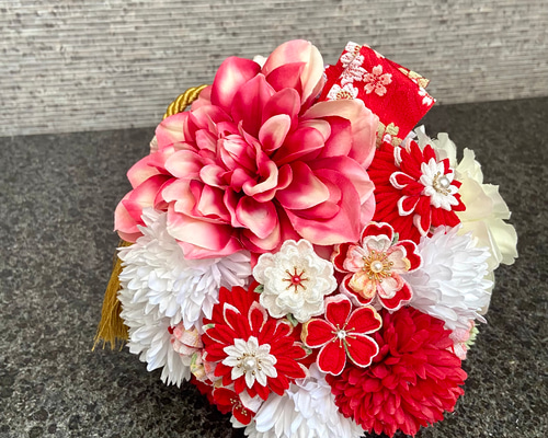 つまみ細工のボールブーケ　華やか　正絹　紅白　結婚式　前撮り　白無垢　成人式 つまみ細工のボールブーケ 華やか 正絹 紅白 結婚式 前撮り 白