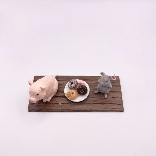 ミニチュア　豚とねずみとおやつのドーナツ