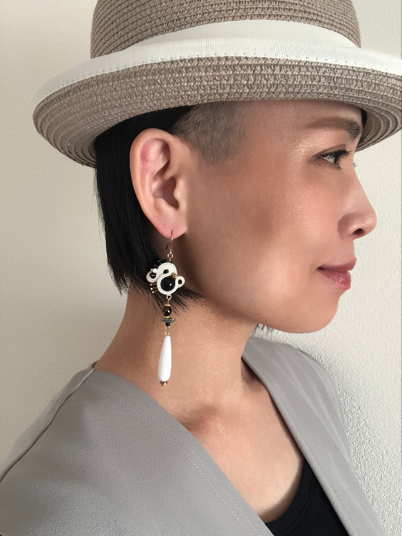 【SALE】ソウタシエ アシンメトリー ロング ピアス イヤリング 一点もの ◇ monochrome(white) ◇ 1枚目の画像