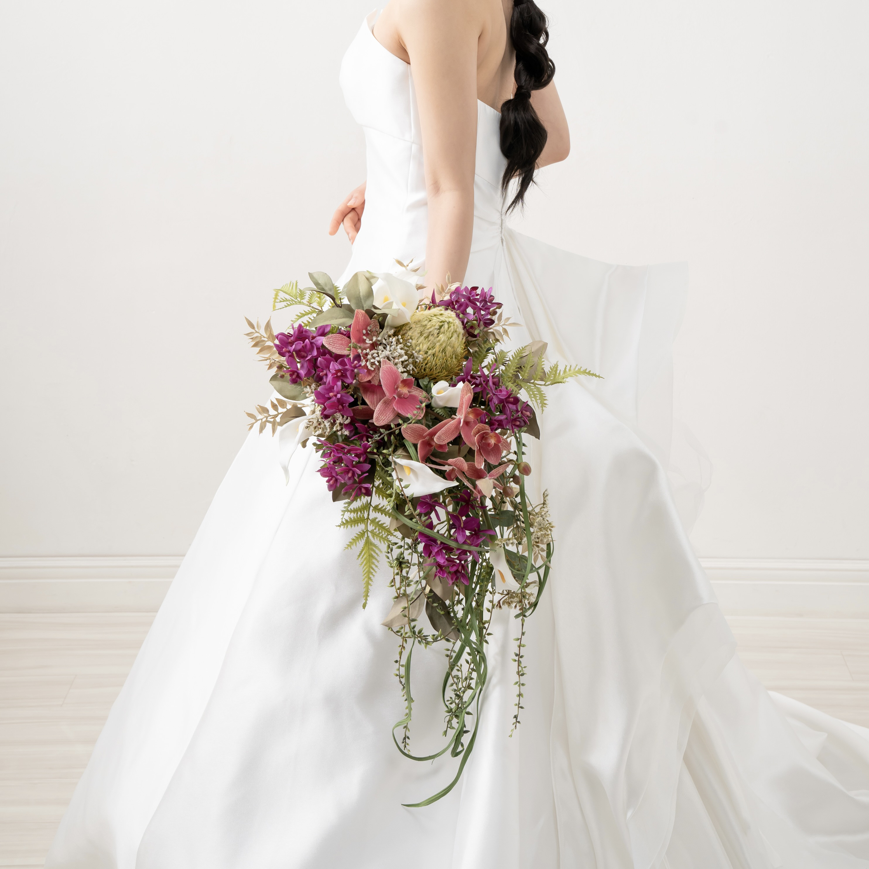 蘭とカラーのキャスケードブーケ 造花 ウェディングブーケ ブーケ 華やか 豪華 お洒落 ラン らん プレ花嫁 造花ブーケ