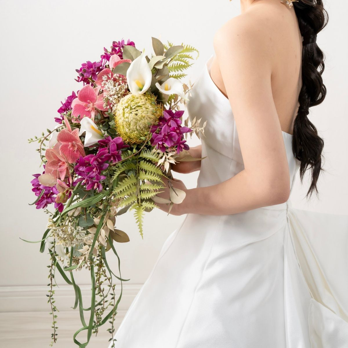 蘭とカラーのキャスケードブーケ 造花 ウェディングブーケ ブーケ 華やか 豪華 お洒落 ラン らん プレ花嫁 造花ブーケ