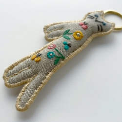 （ご注文品）刺繍チャーム＆キーホルダー「春爛漫ニャンコ」 3枚目の画像