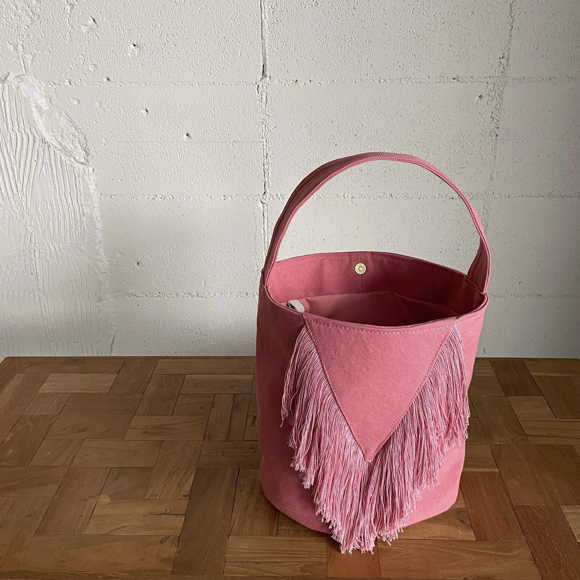 ベイクドピンクのVeeフリンジバッグ