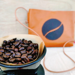 【国産革】コーヒー豆のレザーサコッシュ（ショルダーバッグ/ポシェット/メンズ/レディース）キャメルブラウン 2枚目の画像