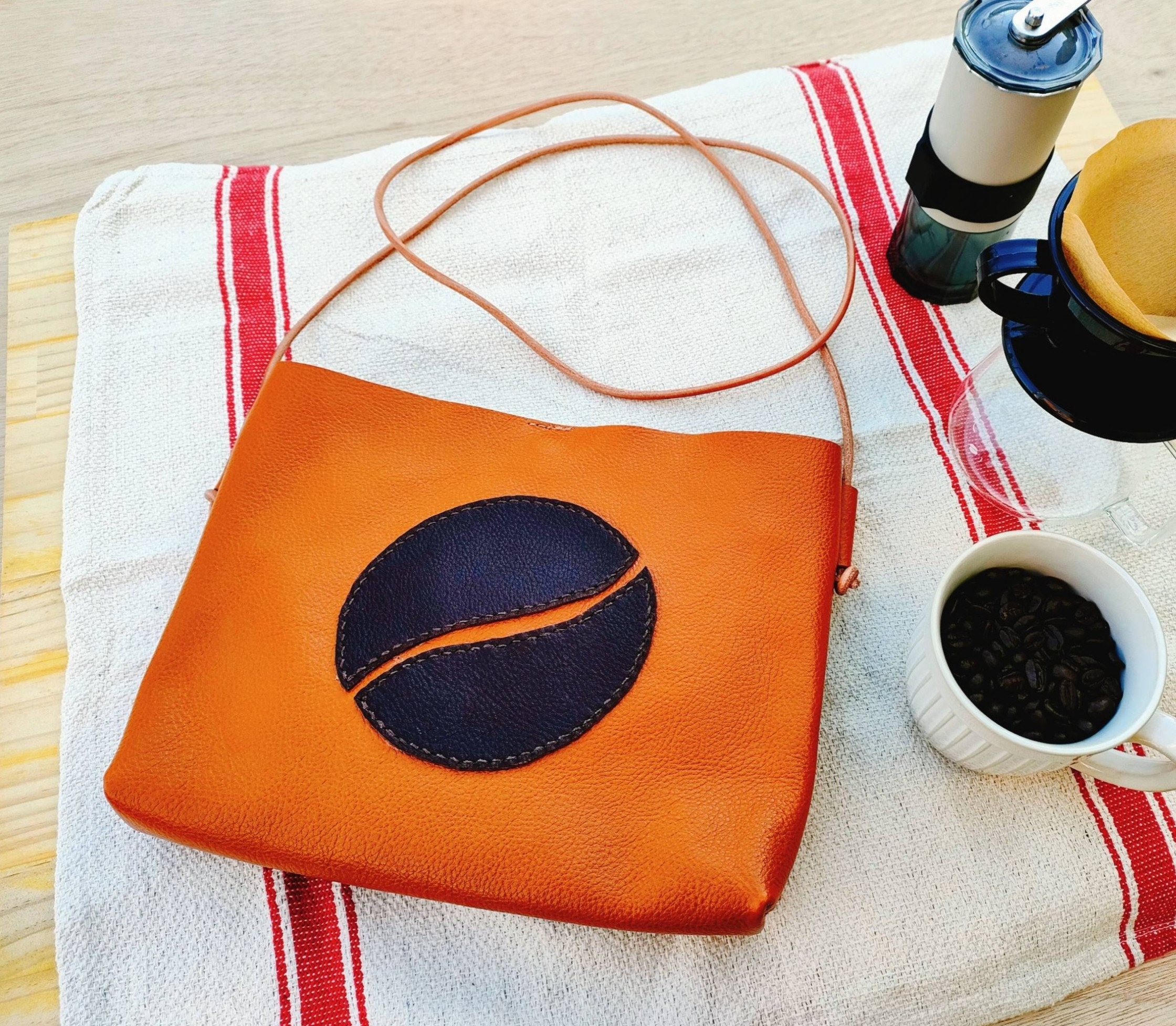 【国産革】コーヒー豆のレザーサコッシュ（ショルダーバッグ/ポシェット/メンズ/レディース）キャメルブラウン