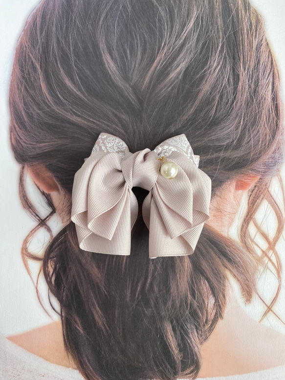 leticia ribbon•*¨*•.¸¸☆*･ﾟダマスク柄リボン×グログランリボンのヘアアクセ  サンドベージュ 4枚目の画像
