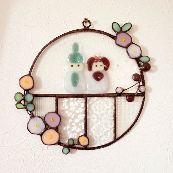 ステンドグラスのナチュラルな丸い雛飾り 1枚目の画像