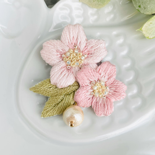 受注制作］桜とコットンパールの刺繍ブローチ ブローチ capriccio 通販 