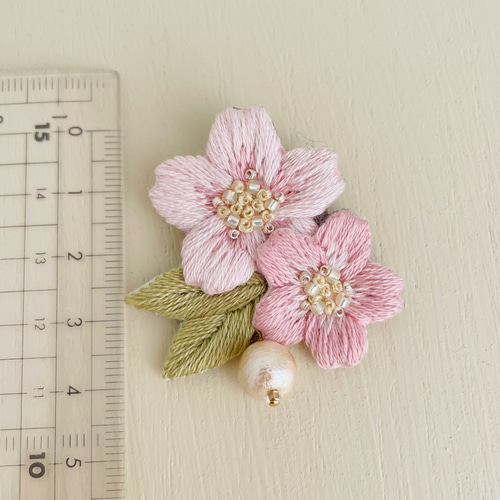 受注制作］桜とコットンパールの刺繍ブローチ ブローチ capriccio 通販 