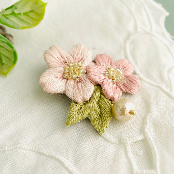 桜とコットンパールの刺繍ブローチ 5枚目の画像