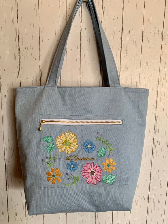 お花刺繍デニムのトートバッグ　ライトブルー 2枚目の画像