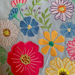 お花刺繍デニムのトートバッグ　ライトブルー 3枚目の画像