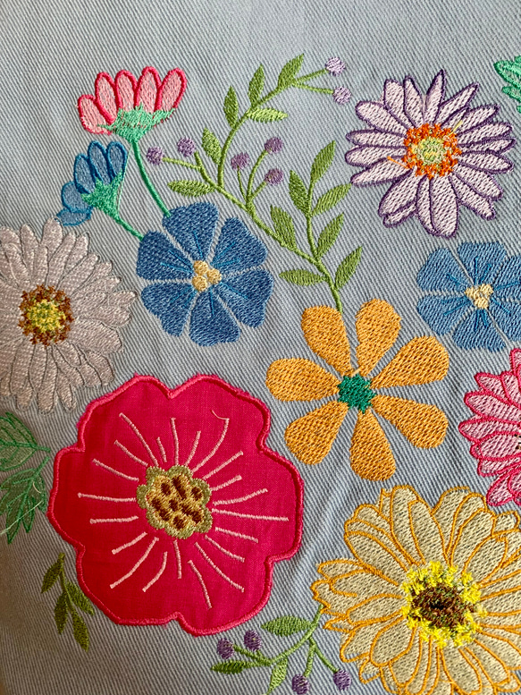 お花刺繍デニムのトートバッグ　ライトブルー 3枚目の画像