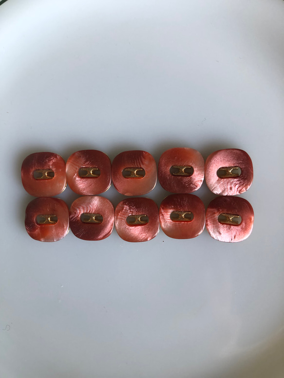 アンティーク ボタン 5個　ビンテージ 昭和 レトロ 個性的 ハンドメイド素材 日本製 ポップ アクセ 朱色　赤 3枚目の画像