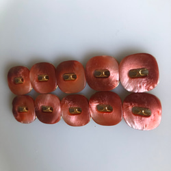 アンティーク ボタン 5個　ビンテージ 昭和 レトロ 個性的 ハンドメイド素材 日本製 ポップ アクセ 朱色　赤 4枚目の画像