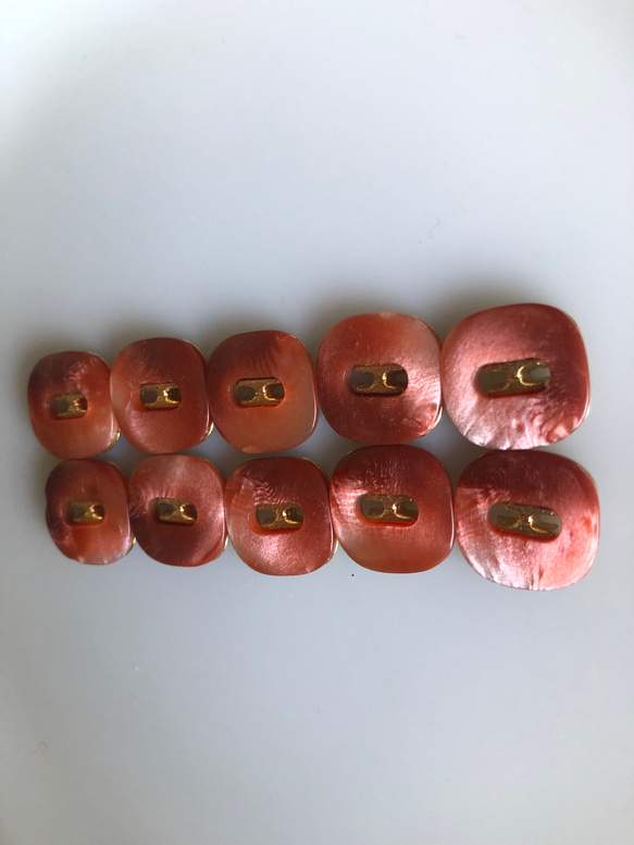 アンティーク ボタン 5個　ビンテージ 昭和 レトロ 個性的 ハンドメイド素材 日本製 ポップ アクセ 朱色　赤 4枚目の画像