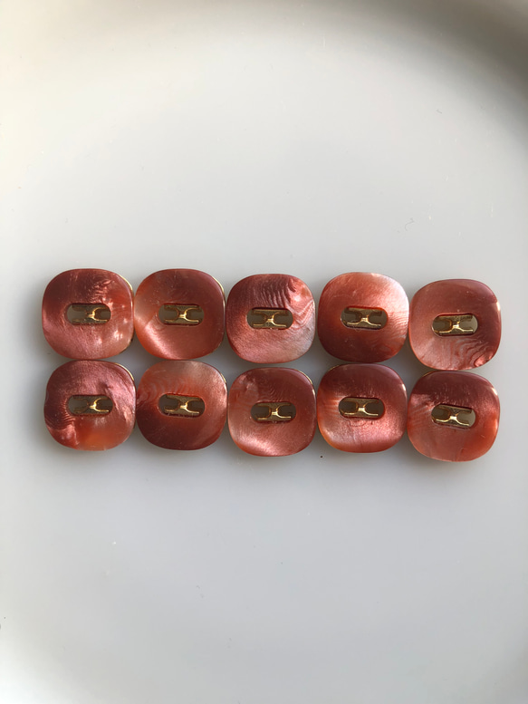 アンティーク ボタン 5個　ビンテージ 昭和 レトロ 個性的 ハンドメイド素材 日本製 ポップ アクセ 朱色　赤 2枚目の画像