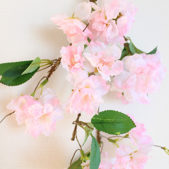 「送料無料」八重桜（さくら）のミニスワッグリース 壁掛け（アーティフィシャルフラワー） 3枚目の画像