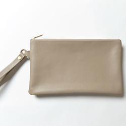 長財布も入ってスッキリ！上質イタリアンレザー「持ち手付き Pouch 」- サンドベージュ - ：カレン クオイル 8枚目の画像