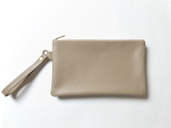 長財布も入ってスッキリ！上質イタリアンレザー「持ち手付き Pouch 」- サンドベージュ - ：カレン クオイル 8枚目の画像