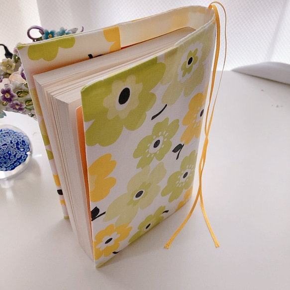【B6サイズ・四六判】黄緑・黄色の可愛い花柄　手帳カバー・ブックカバー 6枚目の画像