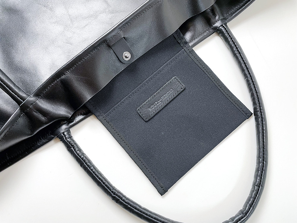 ▼KURO/メインで使える牛革A3レザートートバッグ　横型・通勤トート　モノトーン・モード(BT221121)