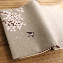 手刺繍のブックカバー『桜とツバメ』 1枚目の画像