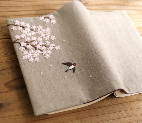 手刺繍のブックカバー『桜とツバメ』 1枚目の画像