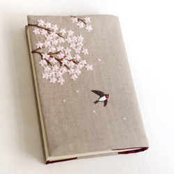 手刺繍のブックカバー『桜とツバメ』 2枚目の画像