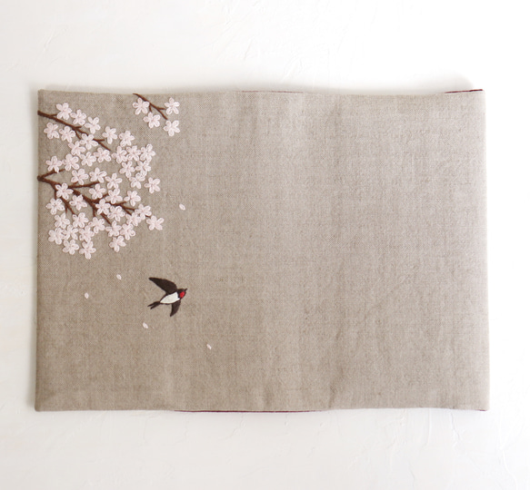 手刺繍のブックカバー『桜とツバメ』 4枚目の画像