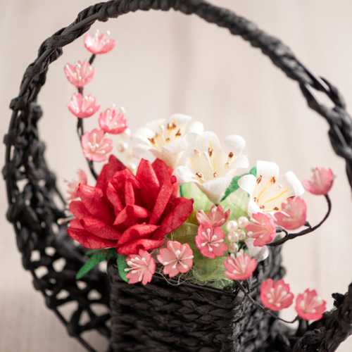 オブジェ【まゆ玉シルクフラワー 花籠 北上の花と木、しらゆりと桜