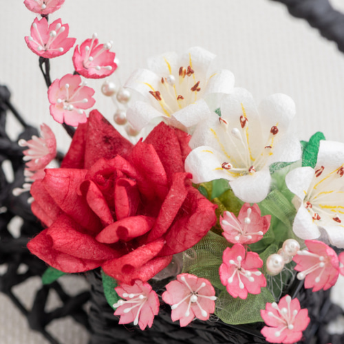 オブジェ【まゆ玉シルクフラワー 花籠 北上の花と木、しらゆりと桜