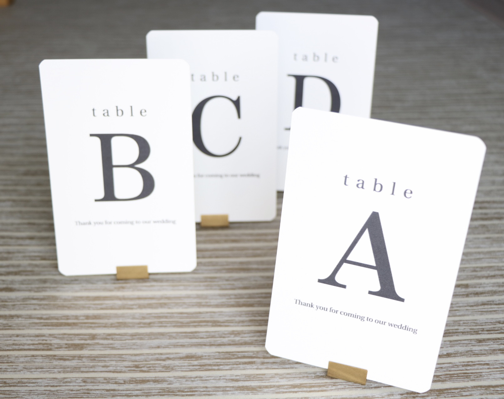 結婚式　席札　テーブルナンバー　アクセサリースタンド　ペーパーウェイト　大理石？