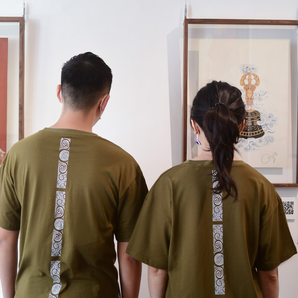 アーミーグリーンニュートラル ブータン人デザイナー 大きめシルエット ゆったり オーバーサイズ 半袖 エキゾチックなトーテム柄T 2枚目の画像