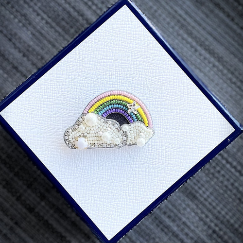 ビーズ刺繍のブローチ -雲にかかる虹rainbow over clouds- ブローチ 