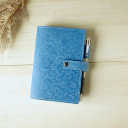 爽やかなナチュラルブルーのスパンコールの型押しが華やかなA6手帳