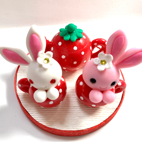 本店は ☆うさぎちゃんの苺ティータイム(受注生産) 樹脂粘土 置物 ぬいぐるみ