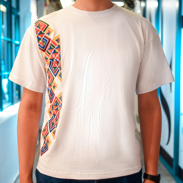 ホワイト ユニセックス ブータン人デザイナー 大きめの横顔ルーズ オーバーサイズ 半袖 ルイーノット柄 Tシャツ TEE♡ カッ 2枚目の画像