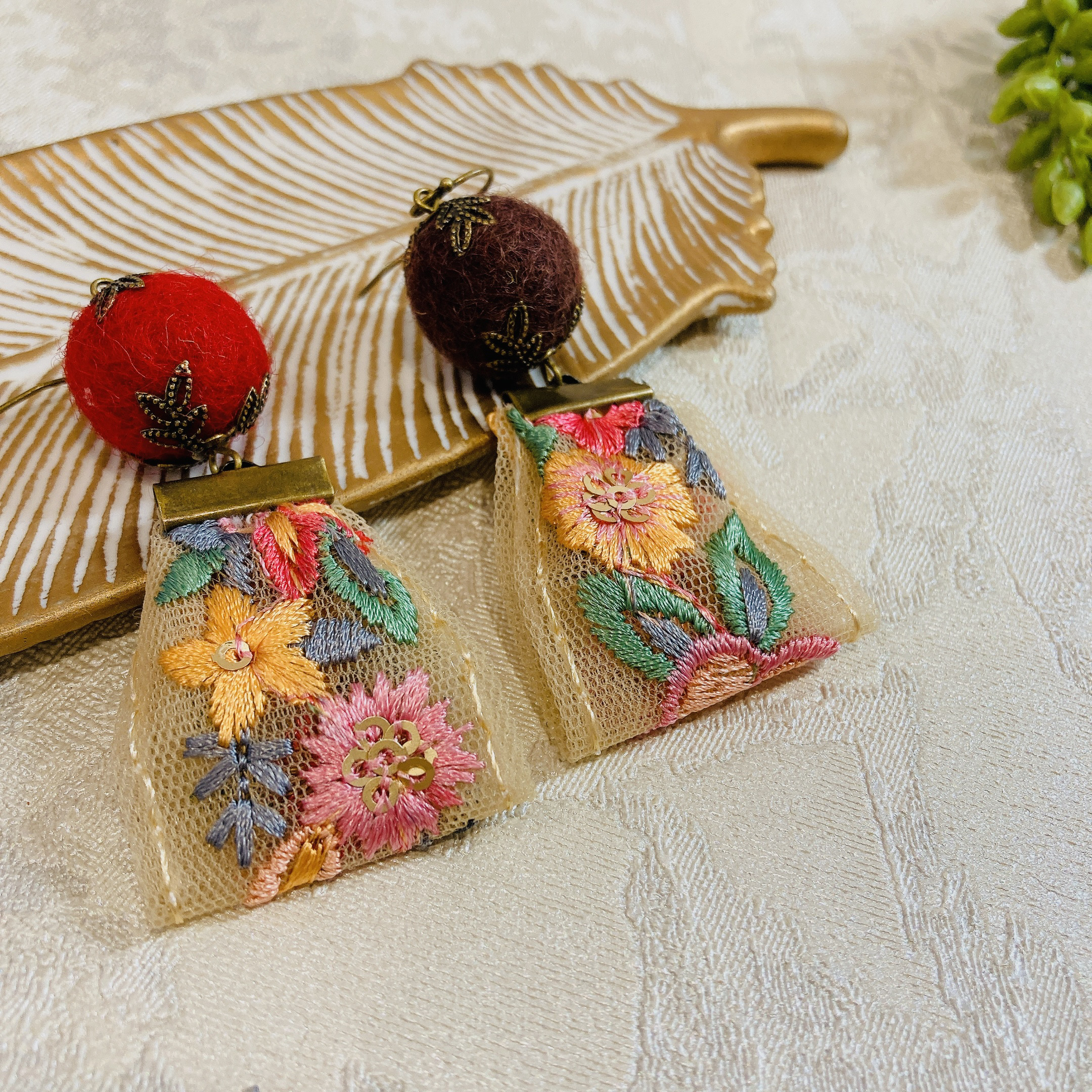 ピンク　赤　刺繍リボン　チロリアンテープ　ボタン　ピアス　イヤリング　金箔