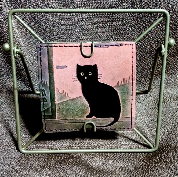 猫のデザイン　レザークラフト　メタルアマウント（窓猫ピンク系）オール手染めヌメ皮革 1枚目の画像
