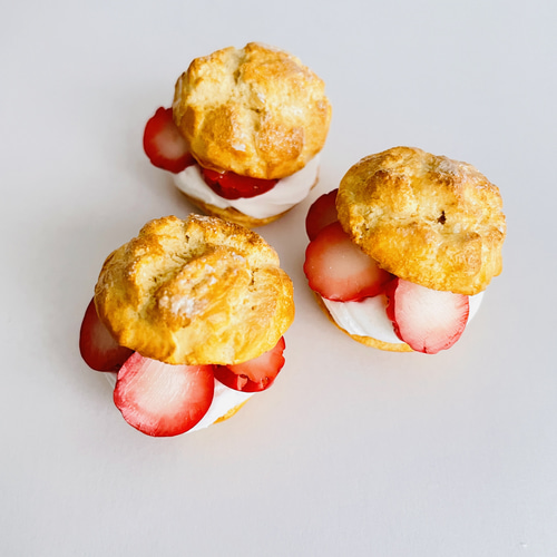 新作【金具選択可】シュークリーム 苺 フェイクスイーツ 苺の