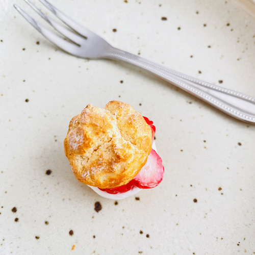 いちごタルトとシュークリーム ミニチュアスイーツ いちごタルトとシュークリーム ミニチュアスイーツ